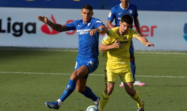 Deux joueurs au duel lors de la rencontre entre Villarreal et le FC Séville