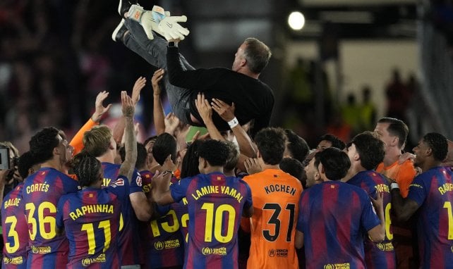 Les belles condoléances des stars du FC Barcelone à Hansi Flick pendant la célébration du titre