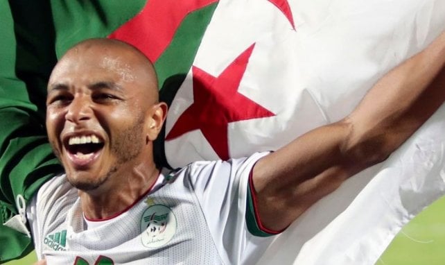 Yacine Brahimi avec le drapeau de l'Algérie