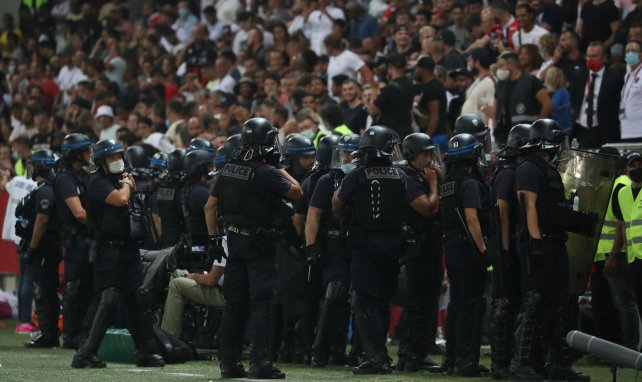 Les forces de l'ordre devant les tribunes lors de Nice-OM