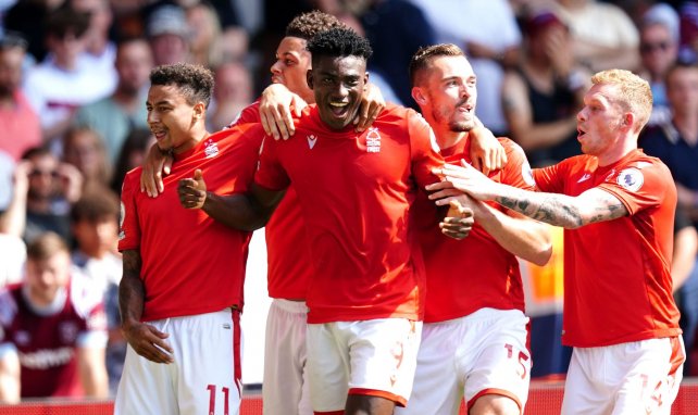 Les joueurs de Nottingham Forest félicitent leur buteur Taiwo Awoniyi