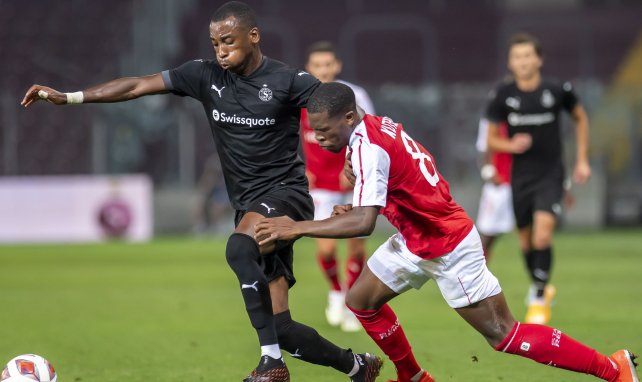 Gaël Ondoua avec le Servette FC face au Stade de Reims de Dereck Kutesa en C3