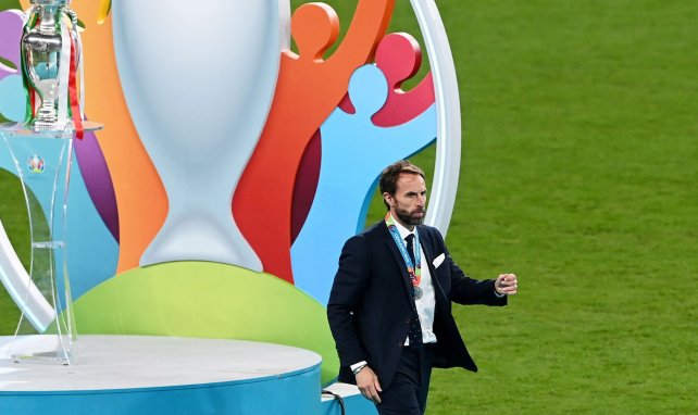 Gareth Southgate devant le trophée de l'Euro 2020