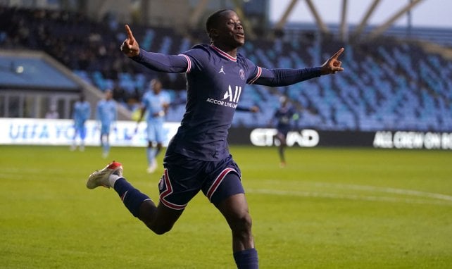 Djeidi Gassama célèbre un but avec le PSG en Youth League contre Manchester City