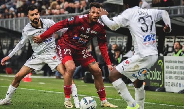 Jean-Philippe Gbamin en action avec Dunkerque en Ligue 2