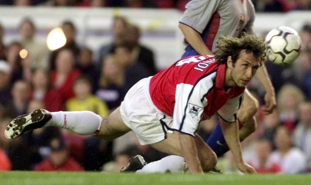 Gilles Grimandi au duel avec Marc Overmars lors du jubilé de David Seaman à Highbury