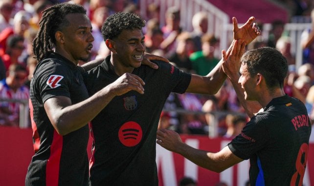 Lamine Yamal et les joueurs du FC Barcelone célébrant un but contre Girona. 