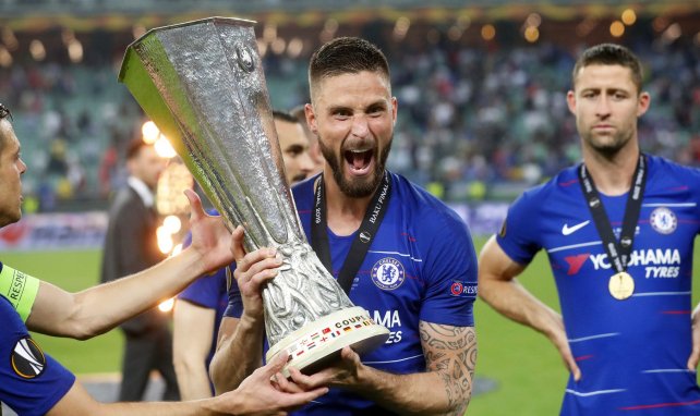 Olivier Giroud soulève le trophée de la Ligue Europa avec Chelsea