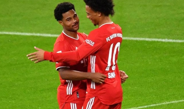 Serge Gnabry et Leroy Sané célébrant un but contre Schalke 04