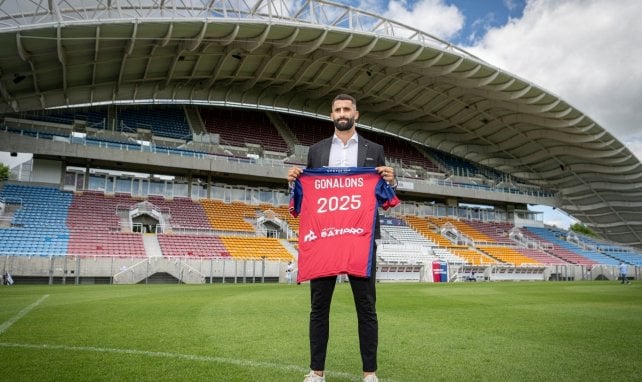 Maxime Gonalons pose avec le maillot de Clermont