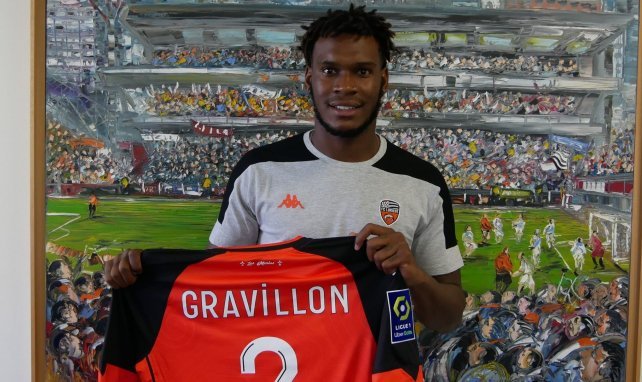 Andreaw Gravillon pose avec son nouveau maillot (Crédit/FC Lorient)