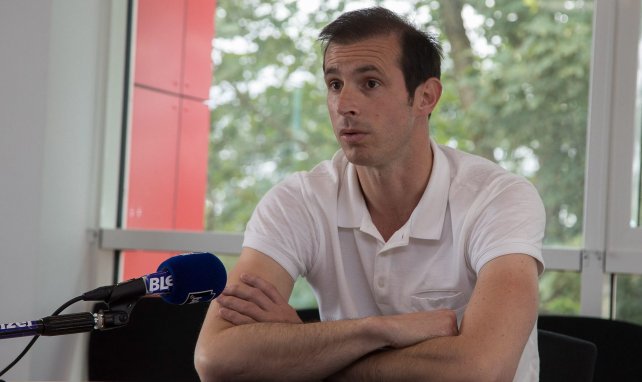 Le directeur sportif de Brest Grégory Lorenzi en pleine interview