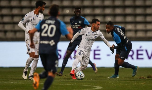 Hamza Sakhi en action avec l'AJ Auxerre contre le Paris FC en Ligue 2