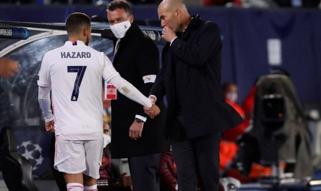 Eden Hazard et Zinedine Zidane se tapent dans la main