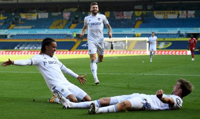 Helder Costa célébrant le quatrième but de Leeds United contre Fulham