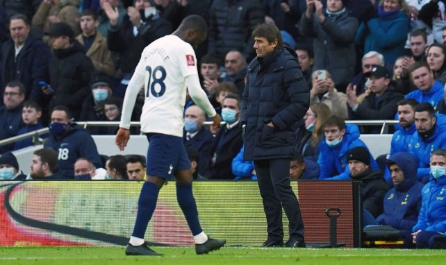 La sortie tête basse de Tanguy Ndombele devant Antonio Conte