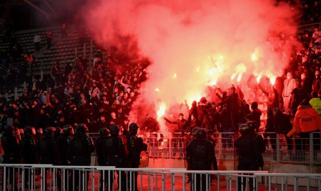 Des supporters face aux CRS lors de Paris FC-Olympique Lyonnais en Coupe de France