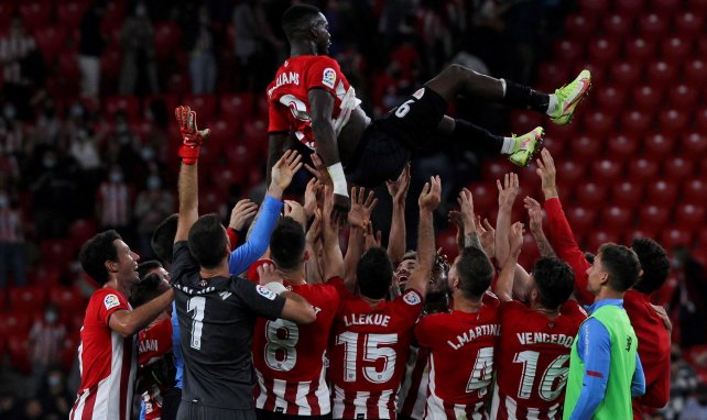 Les joueurs de l'Athletic Bilbao soulèvent leur héros, Iñaki Williams 