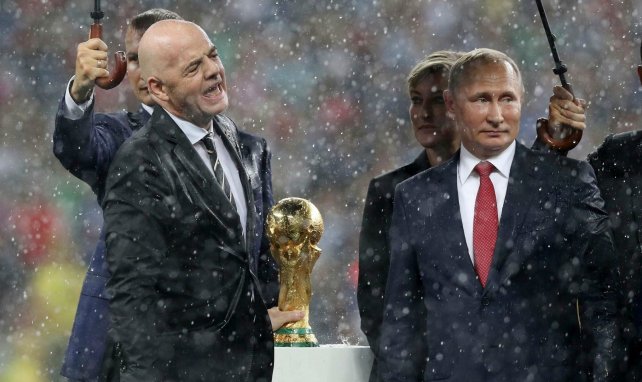 Gianni Infantino et Vladimir Poutine à côté de la Coupe du monde en Russie, en 2018