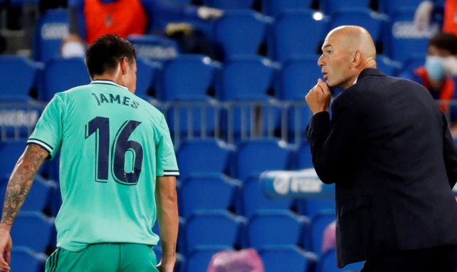 James Rodriguez et Zinedine Zidane lors de la rencontre entre Valencia et le Real Madrid
