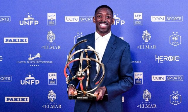 Ousmane Dembélé pose avec son trophée UNFP du meilleur joueur de Ligue 1 24/25