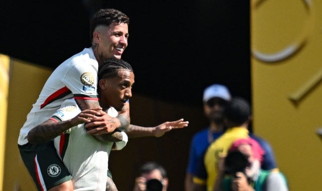 Enzo Fernandez félicite Joao Pedro pour son doublé contre Fluminense