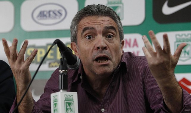 Juan Manuel Lillo lors d'une conférence de presse de l'Atletico Nacional, en Colombie