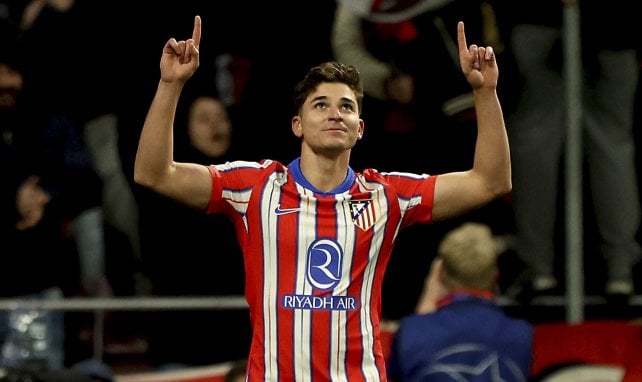 Julian Alvarez célèbre un but avec l'Atlético