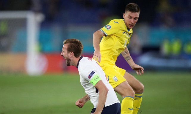Harry Kane au duel lors du match entre l'Angleterre et l'Ukraine