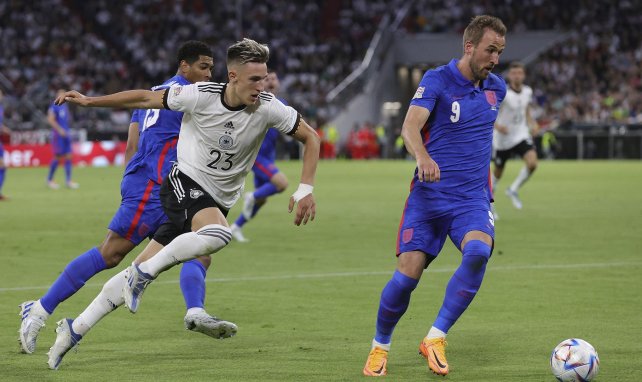 Schlotterbeck et Kane pendant le duel entre l'Allemagne et l'Angleterre en Ligue des Nations