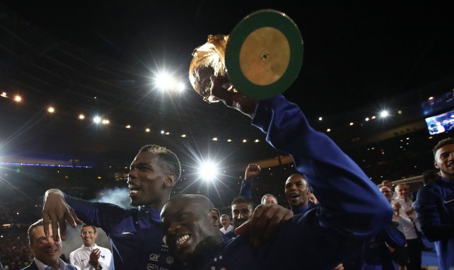 Paul Pogba et N'Golo Kanté présentent la Coupe du Monde au Stade de France