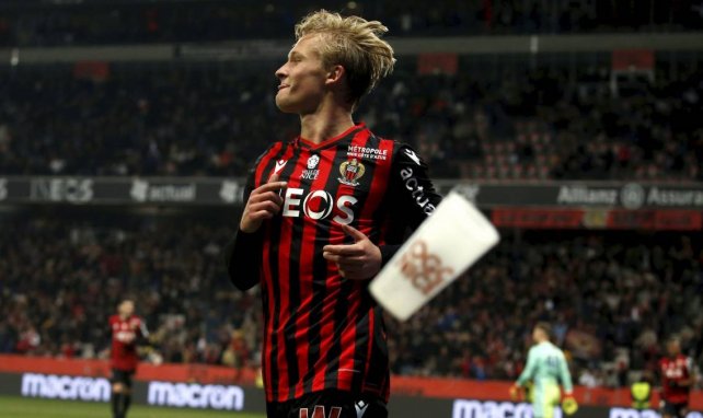 Kasper Dolberg célèbre un but avec l'OGC Nice