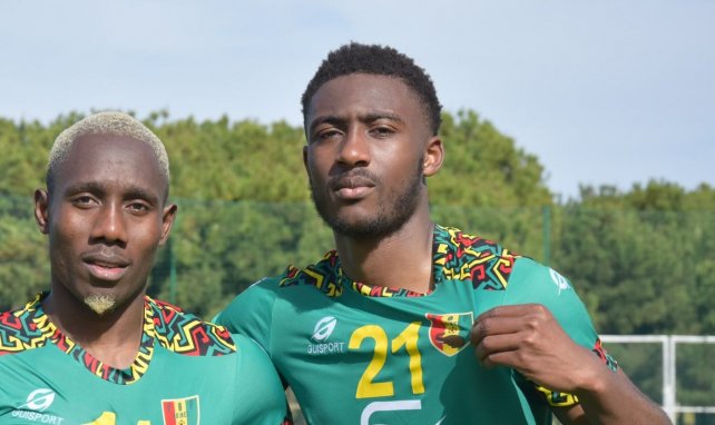 Madiou Keita, à droite pose avec le maillot de la Guinée