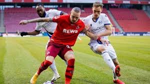 Marius Wolf se joue de deux joueurs de l'Arminia Bielefeld