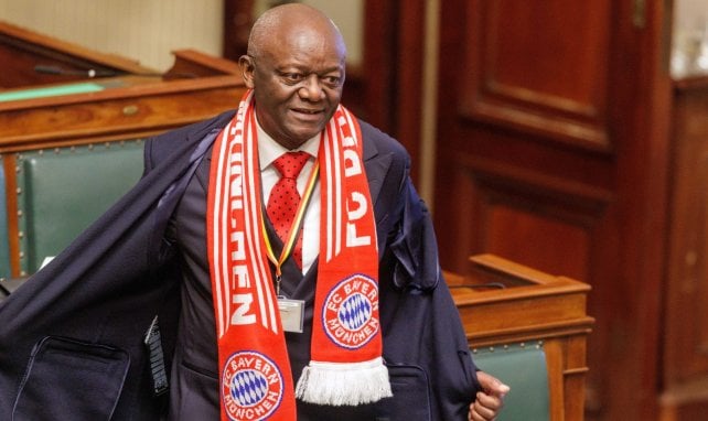Le père de Vincent Kompany s’est présenté au parlement belge avec une écharpe du Bayern Munich