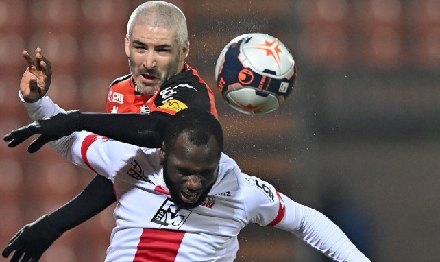 Moussa Konaté (Dijon) à la lutte avec Fabien Lemoine (Lorient) en Ligue 1