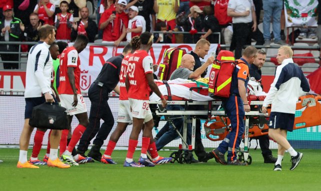 Angel Gomes évacué par l'équipe médicale lors de LOSC-Reims