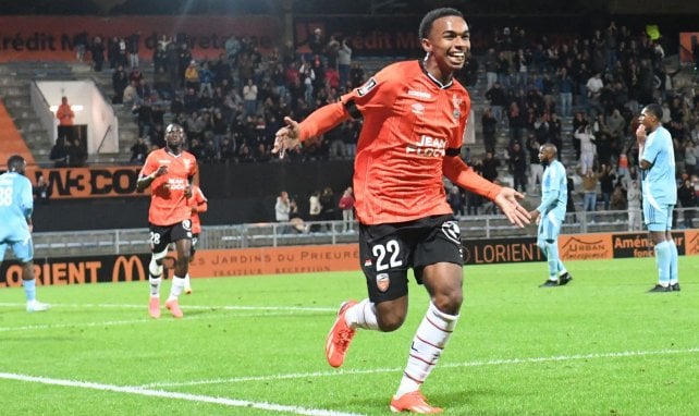 Elie Kroupi Jr célèbre un but avec Lorient 