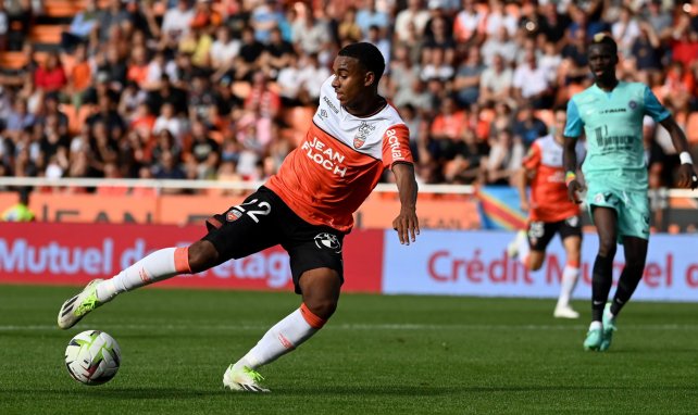 Eli Junior Kroupi im Trikot des FC Lorient 