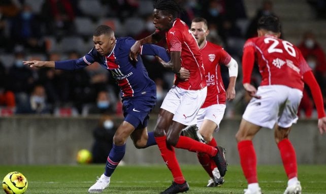 Kylian Mbappé à la lutte avec Lamine Fomba, lors de Nîmes-PSG