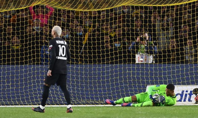Alban Lafont stoppe un penalty de Neymar