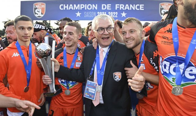Laurent Lairy, le président du Stade lavallois, au milieu de ses joueurs lors de remise du trophée de National