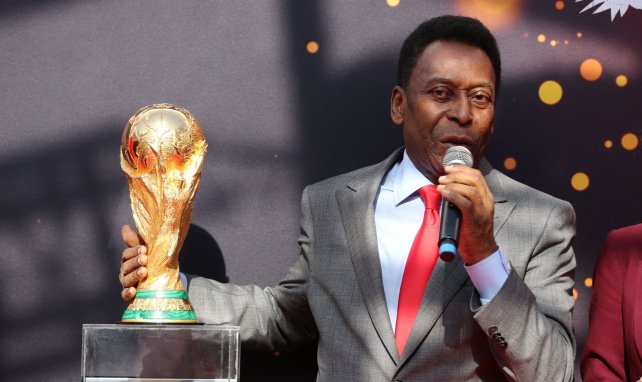 Le roi Pelé avec le trophée de la Coupe du Monde