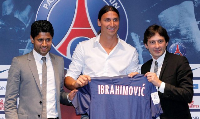 Zlatan Ibrahimovic ici entre Nasser Al-Khelaïfi et Leonardo lors de sa présentation au PSG en 2012