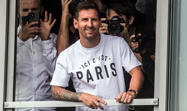 Leo Messi lors de son arrivée à l'aéroport Paris - Le Bourget