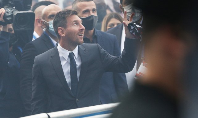 Lionel Messi salue les supporters parisiens au Parc des Princes.