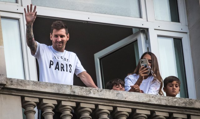 Lionel Messi salue les supporters depuis le balcon du Royal Monceau à Paris.