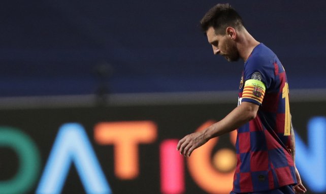 Lionel Messi, tête basse, sous le maillot du FC Barcelone