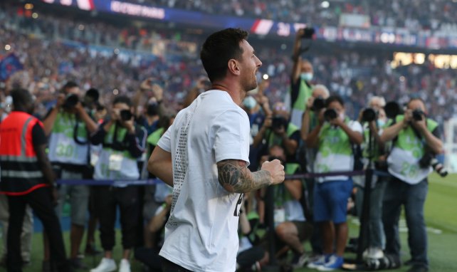 Lionel Messi lors de sa présentation au Parc des Princes, avec les supporters