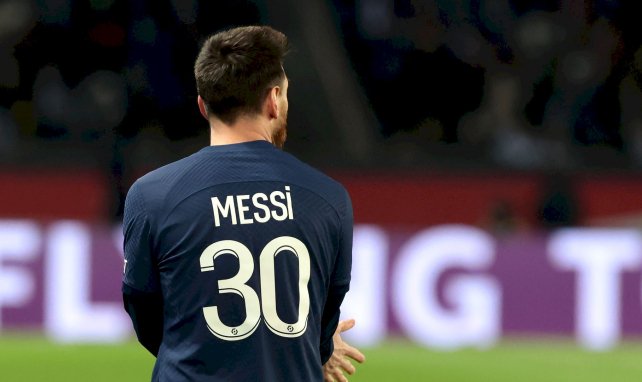 Lionel Messi, de dos, avec le PSG